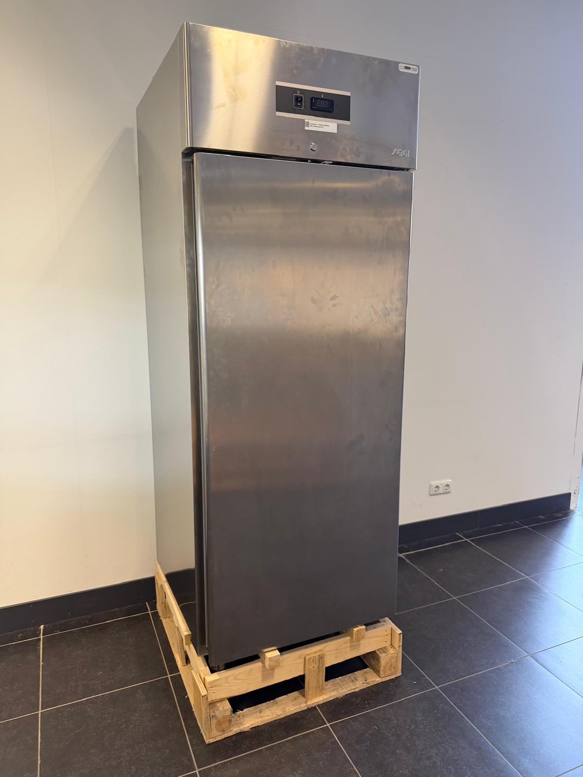 Sagi FD7T – Professionele Vrieskast (700 liter)