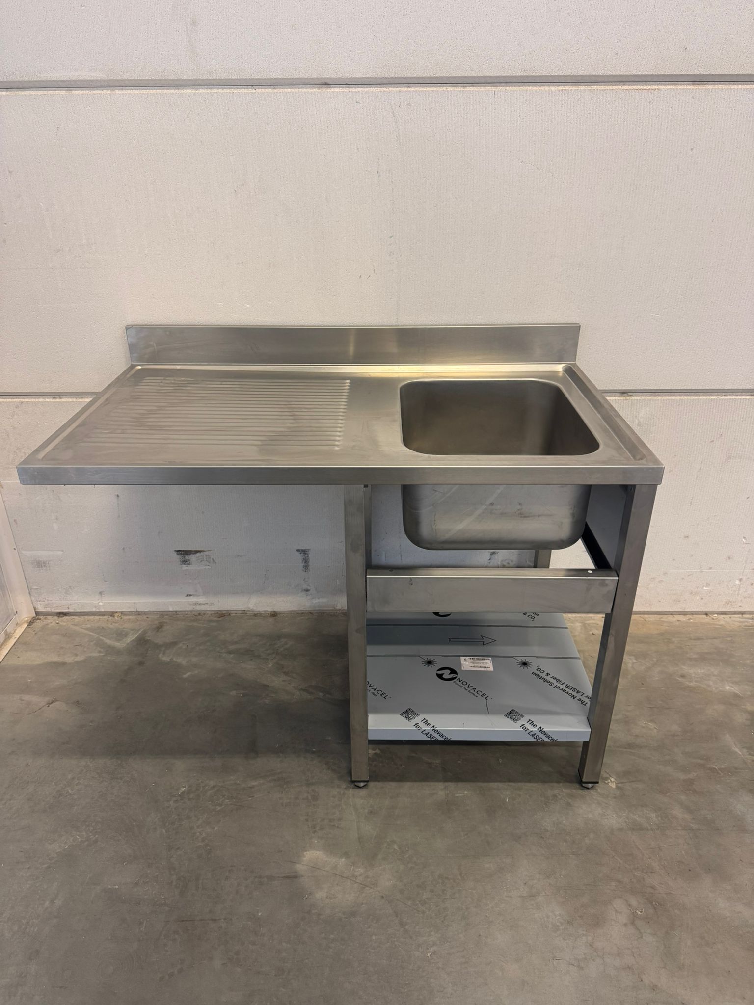 RVS spoeltafel met uitsparing voor voorlader vaatwasser
